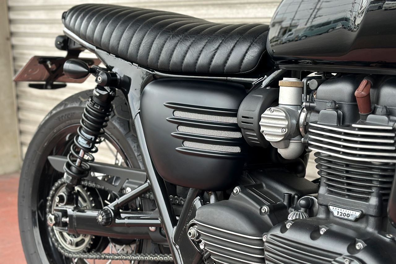 Side Cover Ribbed Matte Black 2 pcs Bonneville T120