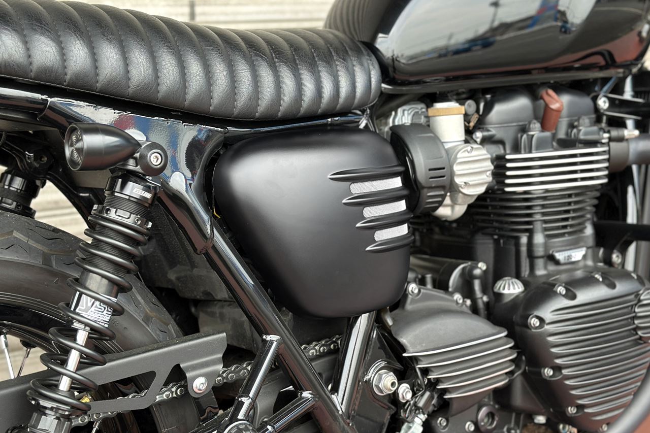 Side Cover Ribbed Matte Black 2 pcs Bonneville T120