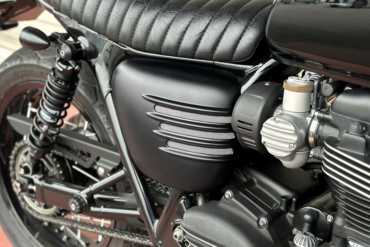 Side Cover Ribbed Matte Black 2 pcs Bonneville T120