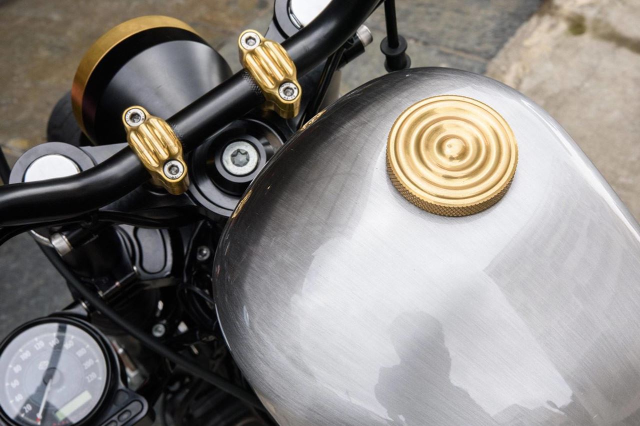 タンクキャップ 波状 ブラス 1個 T100/T120 スピードツイン900 スクランブラー900