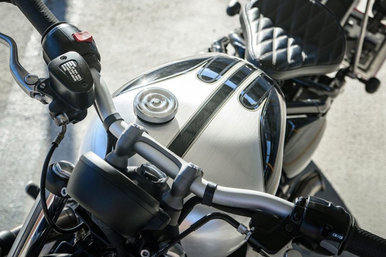 タンクキャップ 波状 シルバー 1個 T100/T120 スピードツイン900 スクランブラー900