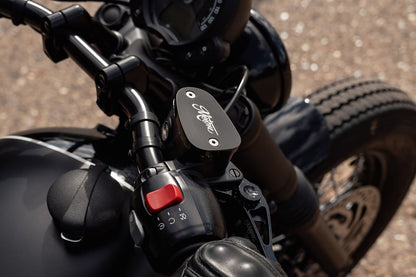 マスターシリンダーキャップ モートーンロゴ アルミビレット ブラック 1個 T100 T120 ボバ― スピードマスター