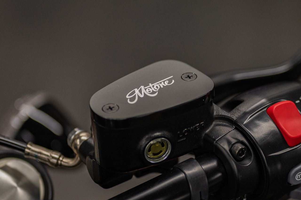マスターシリンダーキャップ モートーンロゴ アルミビレット ブラック 1個 T100 T120 ボバ― スピードマスター