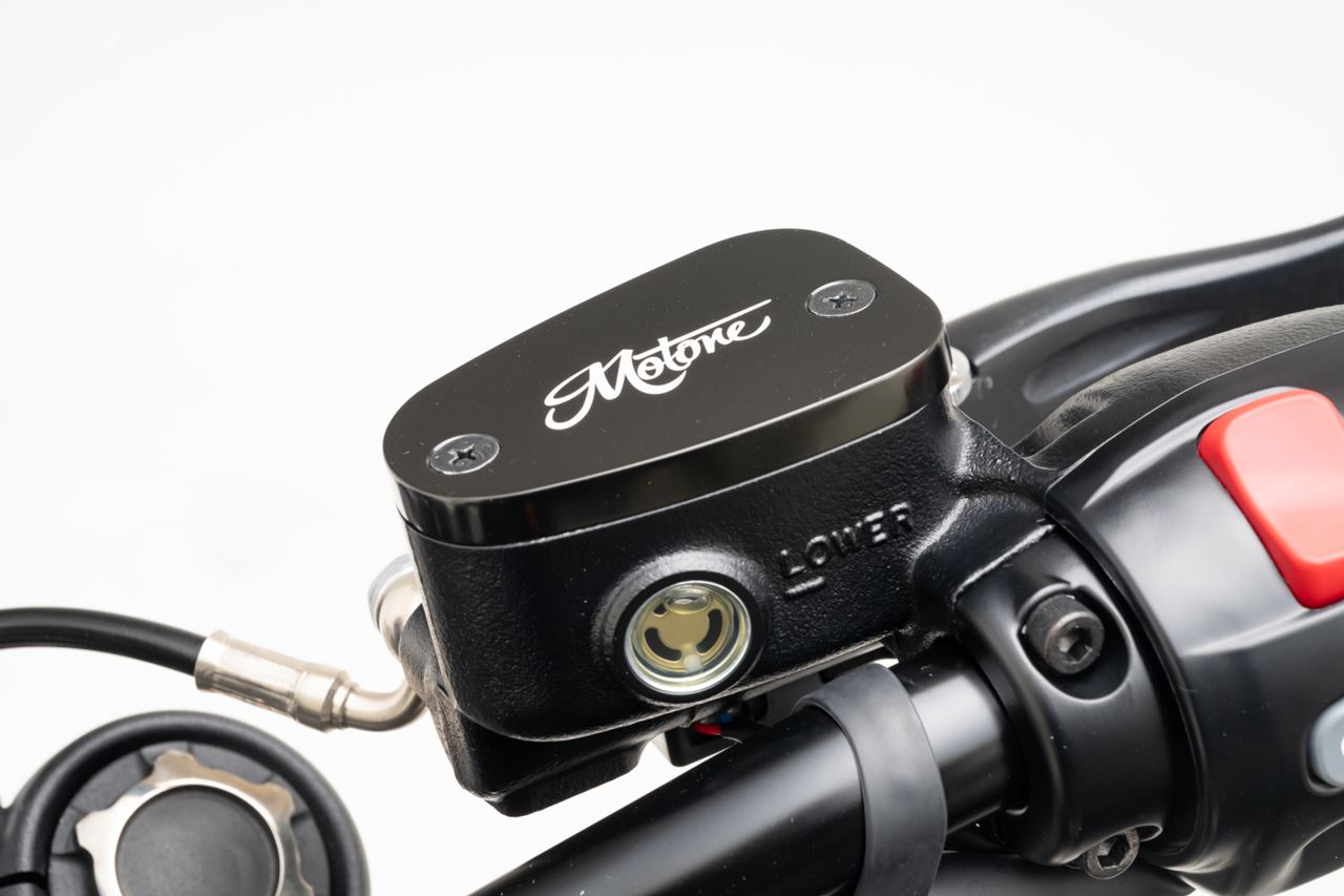 マスターシリンダーキャップ モートーンロゴ アルミビレット ブラック 1個 T100 T120 ボバ― スピードマスター