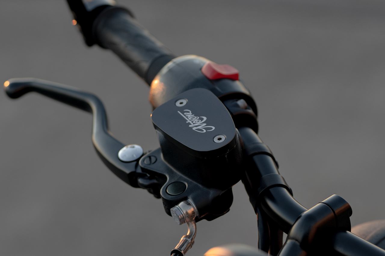 マスターシリンダーキャップ モートーンロゴ アルミビレット ブラック 1個 T100 T120 ボバ― スピードマスター