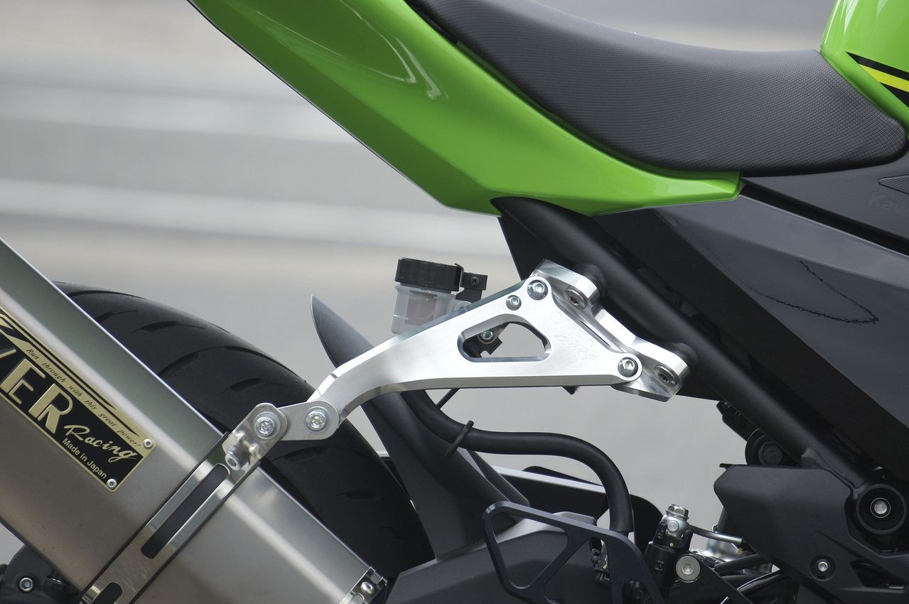 Aluminum Billet Muffler Stay Silver Ninja400 18-22/Ninja250 18-22 Silver 1 pc.