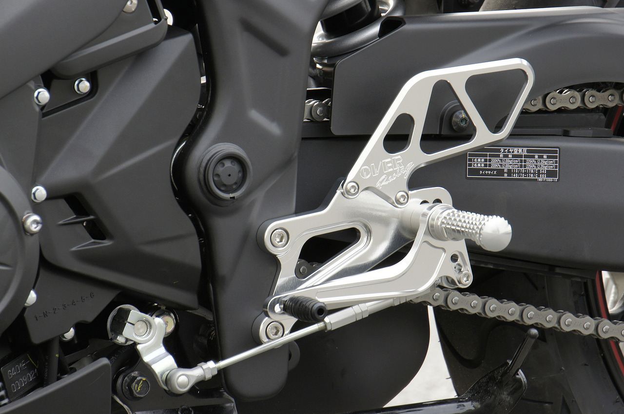 バックステップ SIL YZF-R25/MT-25 シルバーアルマイト仕上げ 1個
