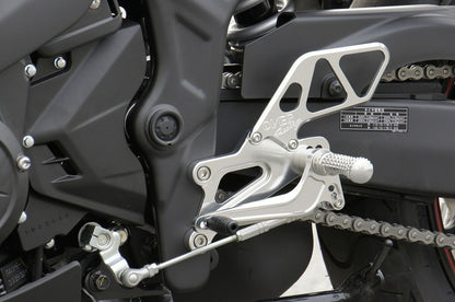 バックステップ SIL YZF-R25/MT-25 シルバーアルマイト仕上げ 1個