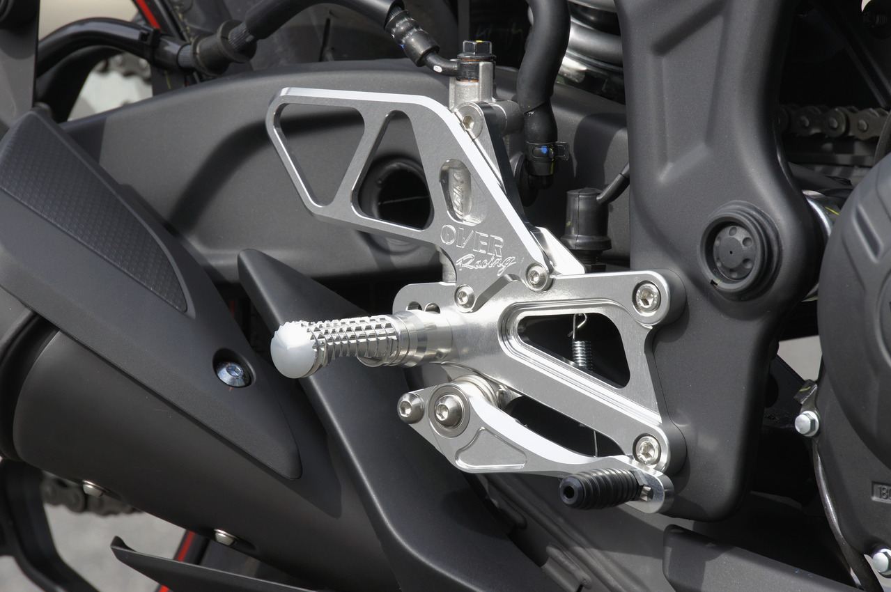 バックステップ SIL YZF-R25/MT-25 シルバーアルマイト仕上げ 1個