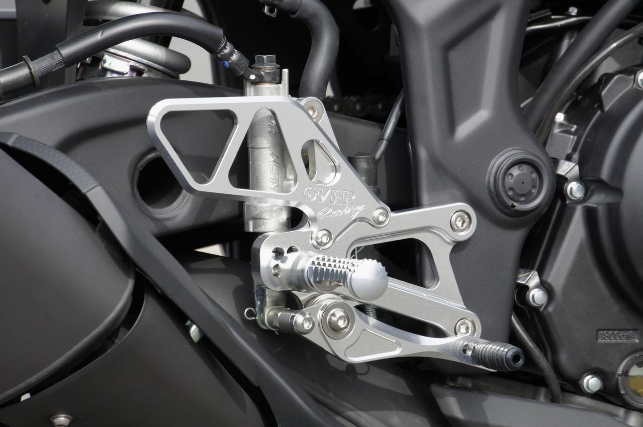 バックステップ SIL YZF-R25/MT-25 シルバーアルマイト仕上げ 1個