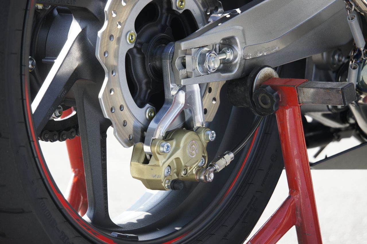 Rキャリパーサポート SIL ブレンボ2P(カニ)用 CBR250RR シルバーアルマイト仕上げ 1個