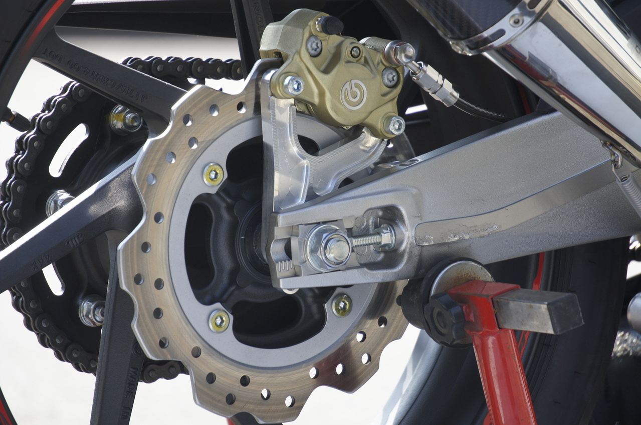 Rキャリパーサポート SIL ブレンボ2P(カニ)用 CBR250RR シルバーアルマイト仕上げ 1個
