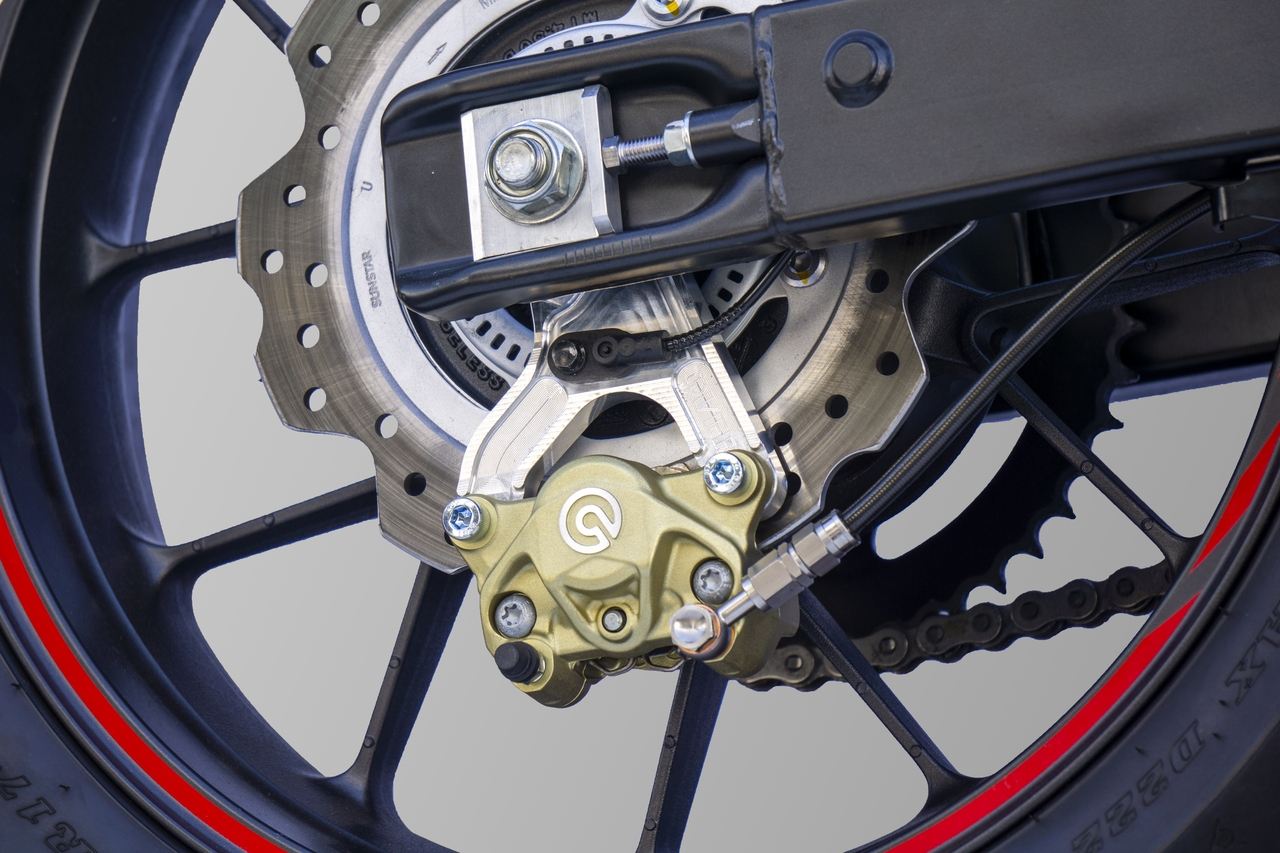 Rキャリパーサポート SIL ブレンボ2P CBR400R 16-18/19-21 シルバー 1個
