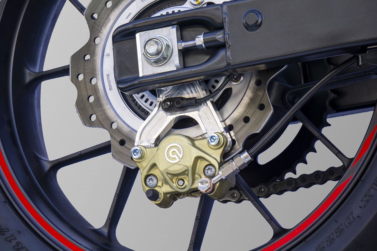 Rキャリパーサポート BLK ブレンボ2P CBR400R 16-18/19-21 ブラック 1個