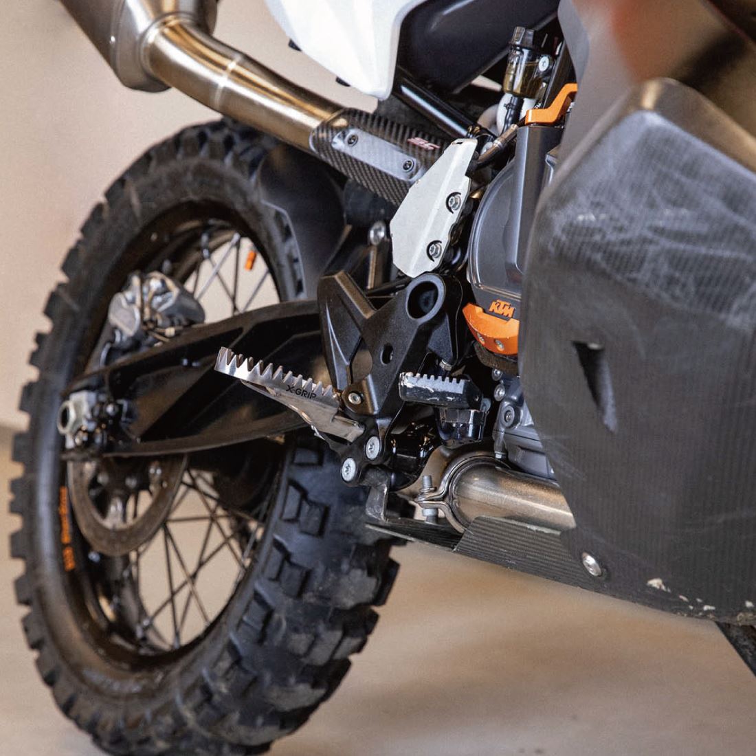 ピラニアV2チタン フットペグ STD KTM ハスクバーナ ガスガス