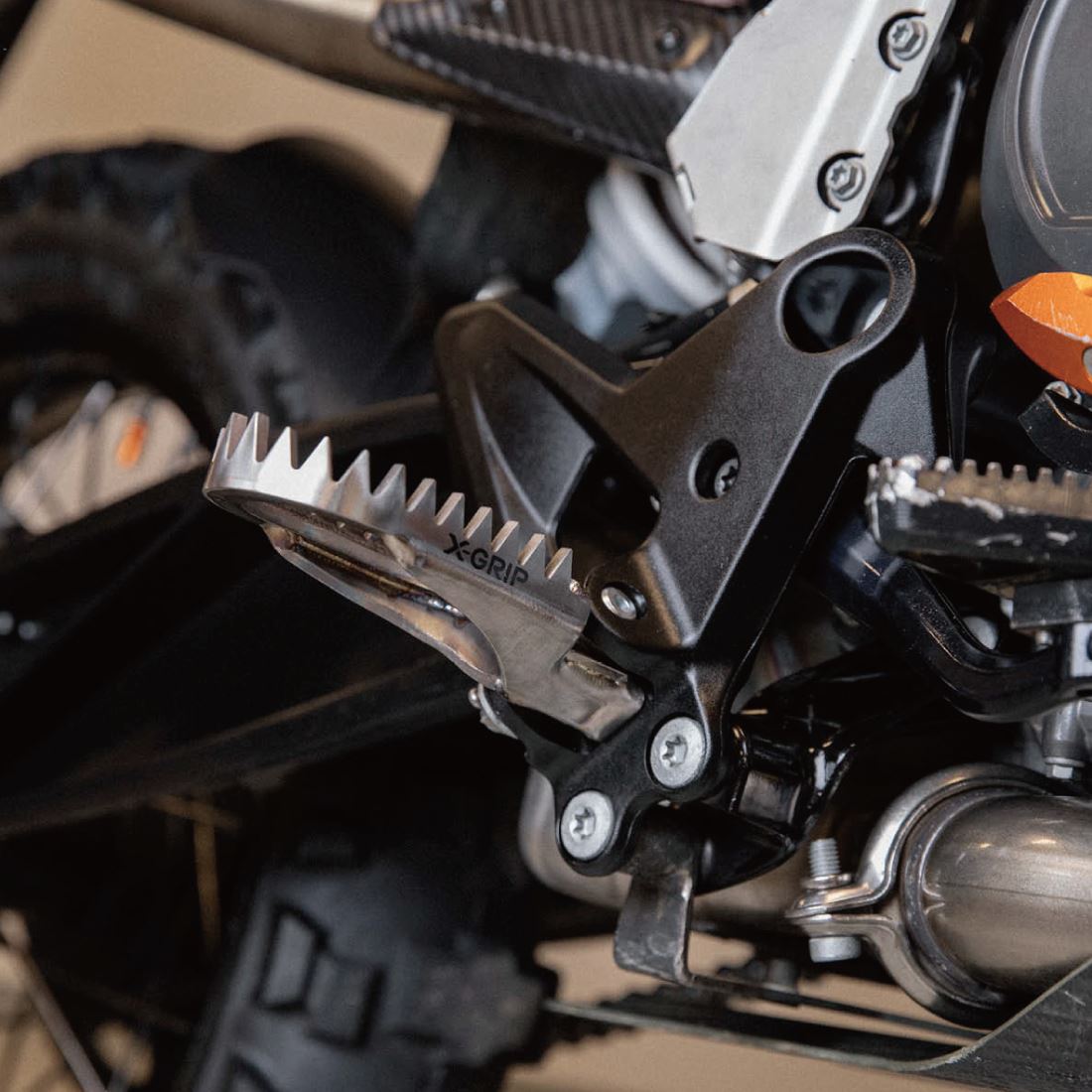 ピラニアV2チタン フットペグ STD KTM ハスクバーナ ガスガス