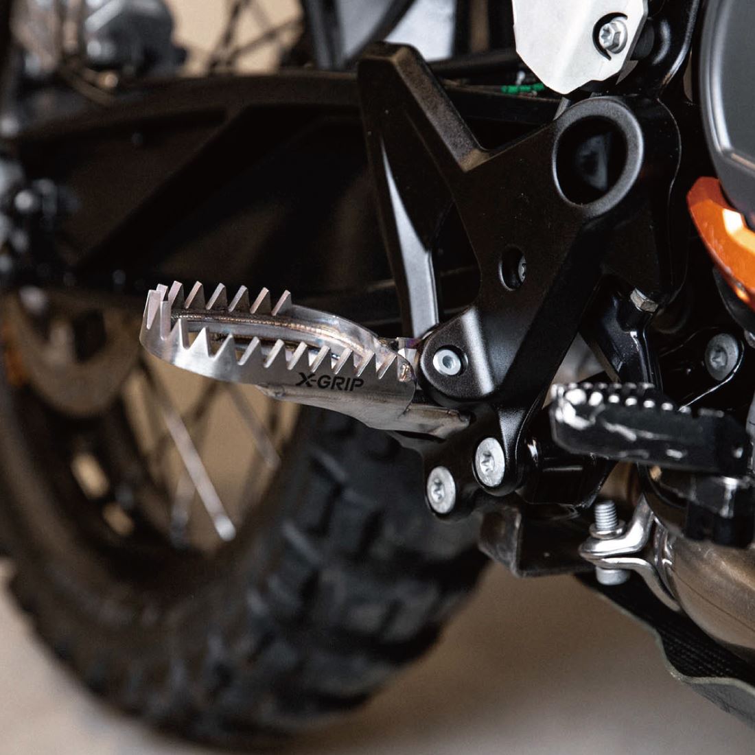 ピラニアV2チタン フットペグ STD KTM ハスクバーナ ガスガス